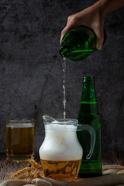 Bière avec des hors-d'œuvre de poisson croustillant, Journée mondiale de la bière.