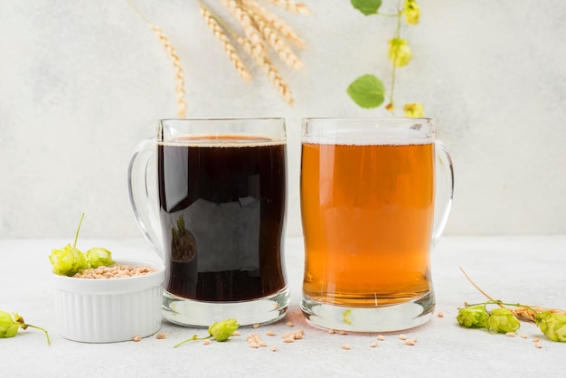 Photo gratuite bière noire et blonde aux graines de blé