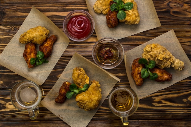 Photo gratuite bière près de poulet et sauce