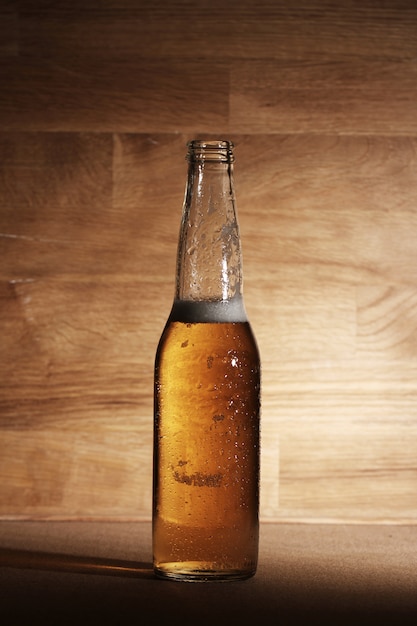 Bière sur une surface en bois