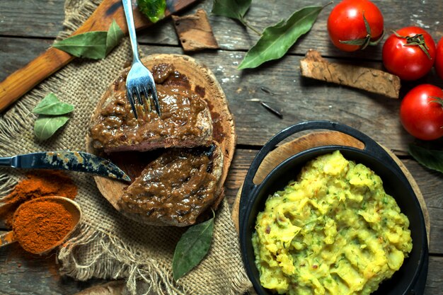 bifteck de boeuf avec sauce au poivre sur planche de bois