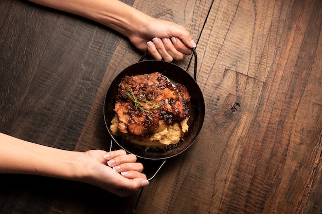 Photo gratuite bifteck à plat avec les côtés