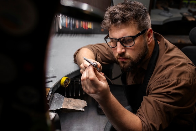 Bijoutier à plan moyen fabriquant des bijoux