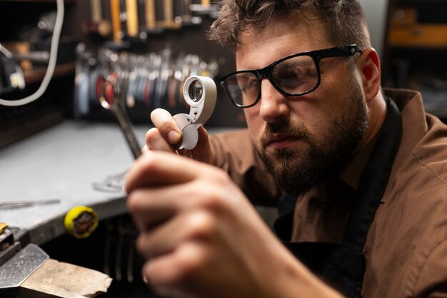 Bijoutier à plan moyen fabriquant des bijoux