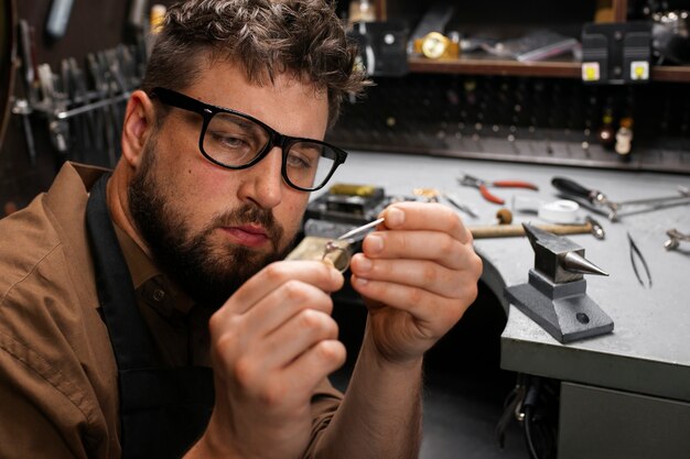 Bijoutier à plan moyen fabriquant des bijoux