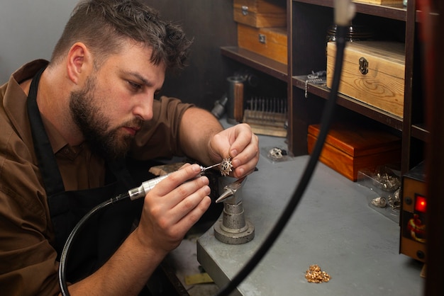 Photo gratuite bijoutier à plan moyen fabriquant des bijoux