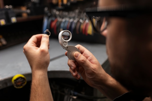 Bijoutier vue latérale fabriquant des bijoux