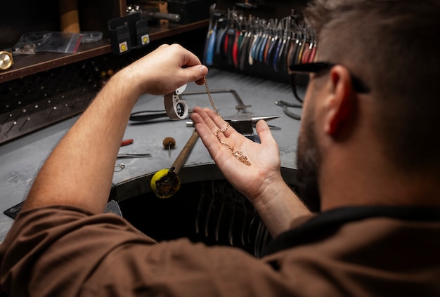 Photo gratuite bijoutier vue latérale fabriquant des bijoux