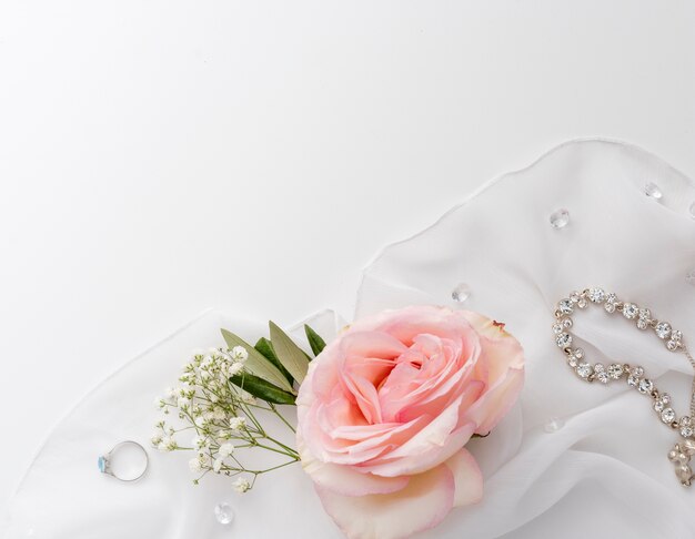 Bijoux de mariée sur table