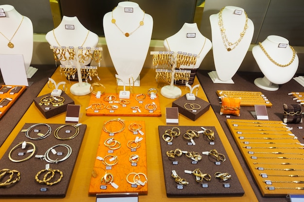 bijoux en or dans la vitrine