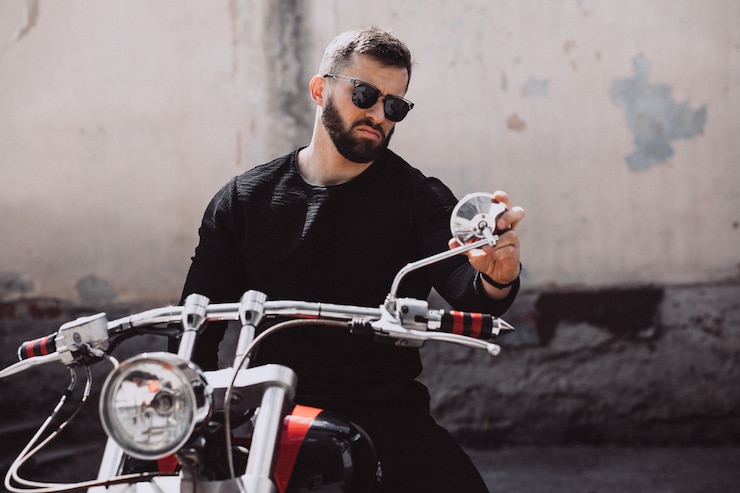 Photo gratuit biker bel homme voyageant sur mototrcycle