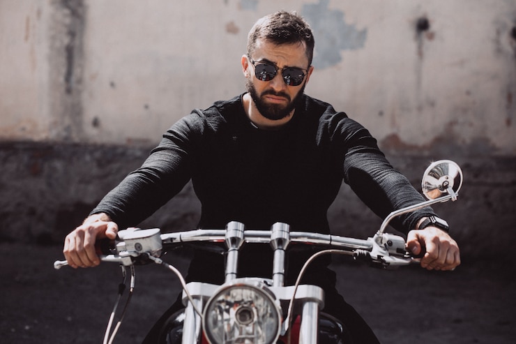 Photo gratuit biker bel homme voyageant sur mototrcycle