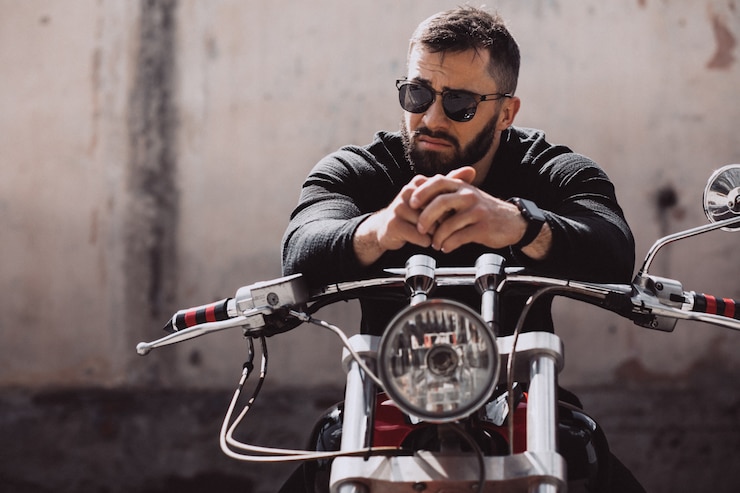 Photo gratuit biker bel homme voyageant sur mototrcycle