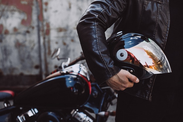 Biker bel homme voyageant sur mototrcycle