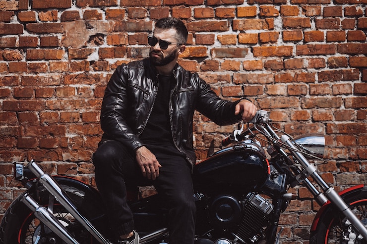 Photo gratuit biker bel homme voyageant sur mototrcycle