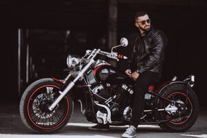Photo gratuite biker bel homme voyageant sur mototrcycle