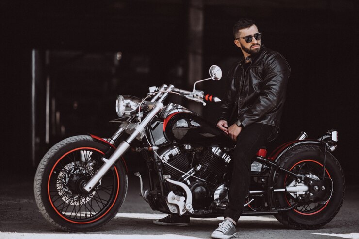 Photo gratuit biker bel homme voyageant sur mototrcycle