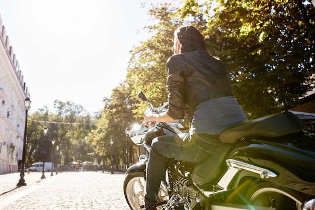Photo gratuite biker girl dans une veste en cuir sur une moto