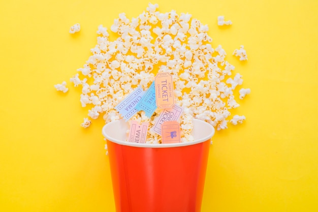 Photo gratuite billets de cinéma au seau de pop-corn