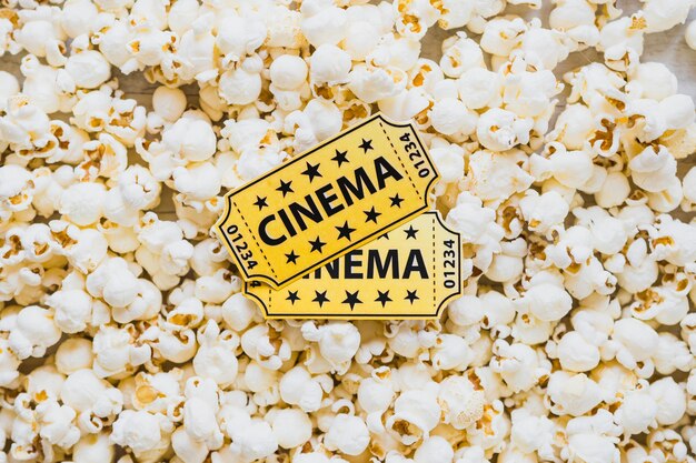 Billets de cinéma sur du maïs soufflé croustillant