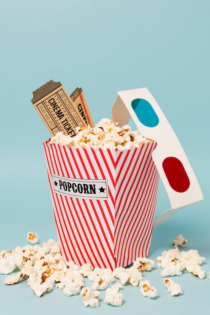 Billets De Cinéma Et Lunettes 3d Sur Une Boîte De Pop-corn Sur Fond Bleu