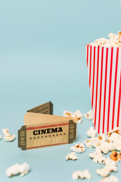 Billets de cinéma avec des popcorns sur fond bleu