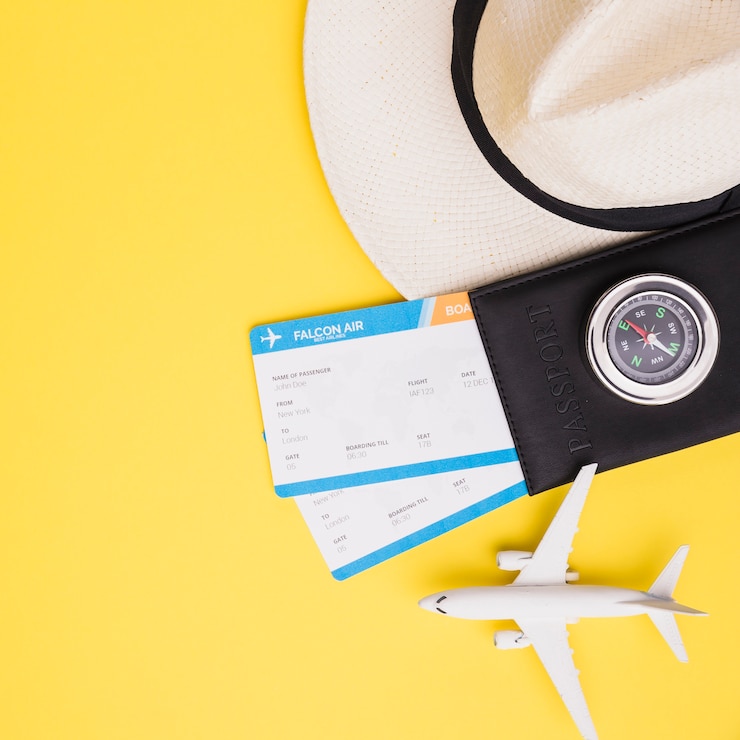 Photo gratuit billets avec passeport, chapeau et avion