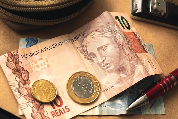 Billets De Pièce De Monnaie Brésilienne En Photo Gros Plan Pour Le Concept D'inflation Photo Premium
