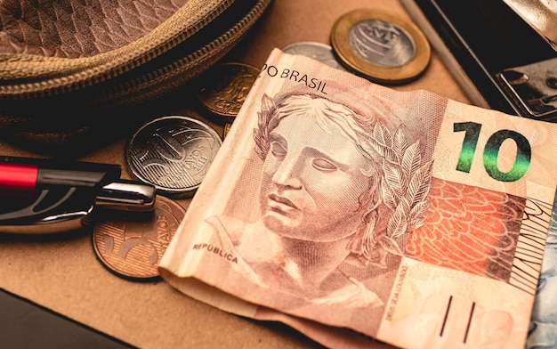 Billets de pièce de monnaie brésilienne en photo gros plan pour le concept d'inflation