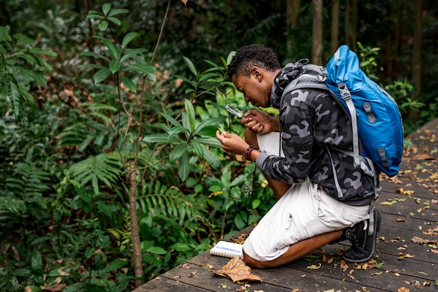 Photo gratuite biologiste dans une forêt