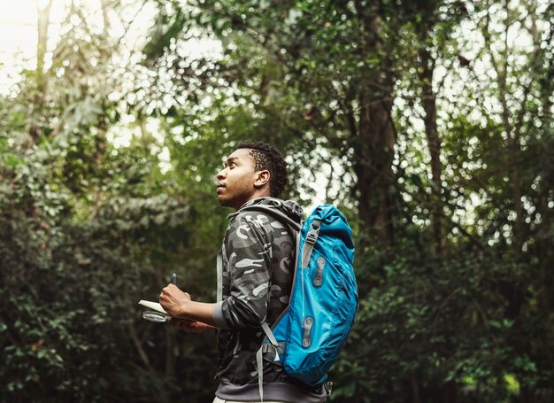 Biologiste dans une forêt