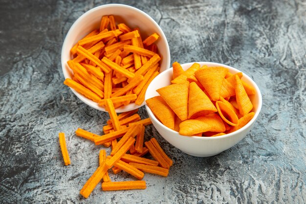 Biscottes au fromage vue de face avec cips sur fond clair