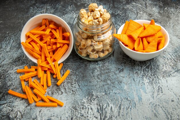 Biscottes au fromage vue de face avec cips et pop-corn sur fond clair