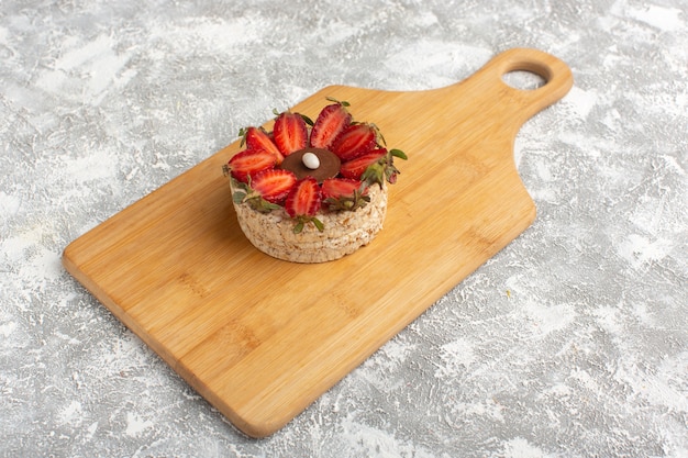 Biscuit aux fraises sur un bureau en bois