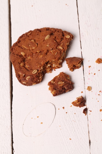 Biscuit à l'avoine fait maison craquelé sur une table