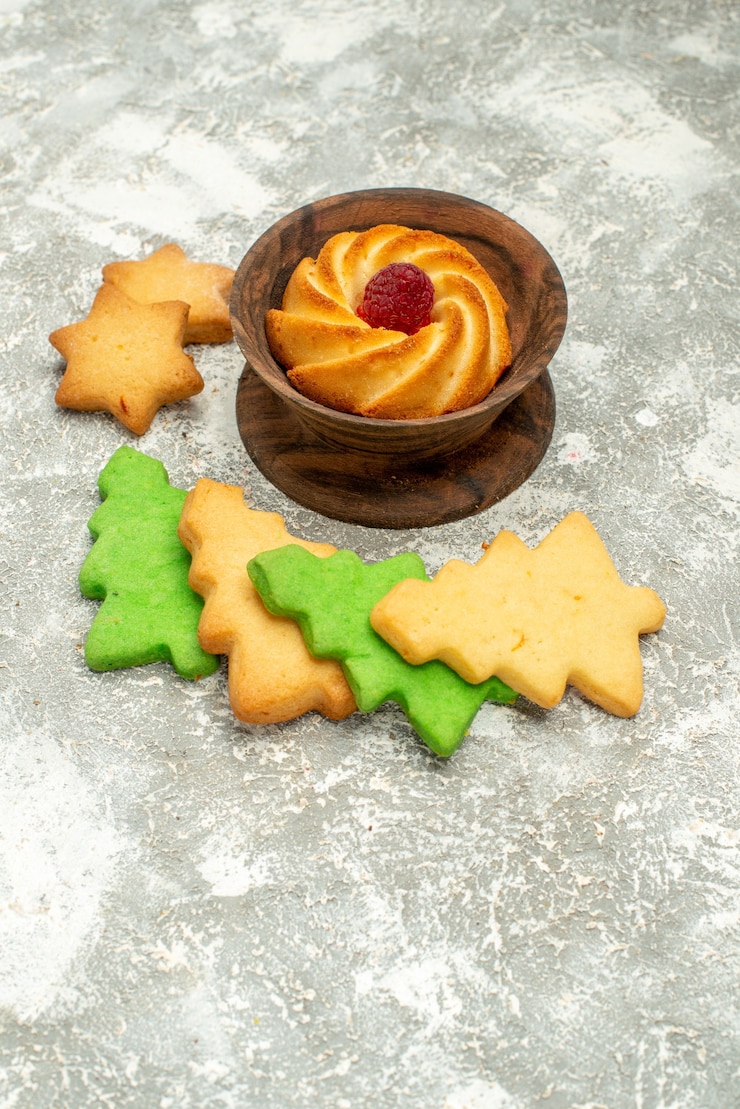 Photo gratuit biscuit de biscuits d'arbre de noël vue de dessous dans un bol sur un espace libre de surface grise
