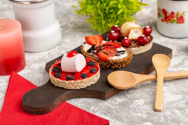 biscuit et biscuits aux fruits sur gris