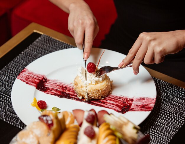 Biscuit de coupe avec la crème à fouetter et les baies avec des couverts.