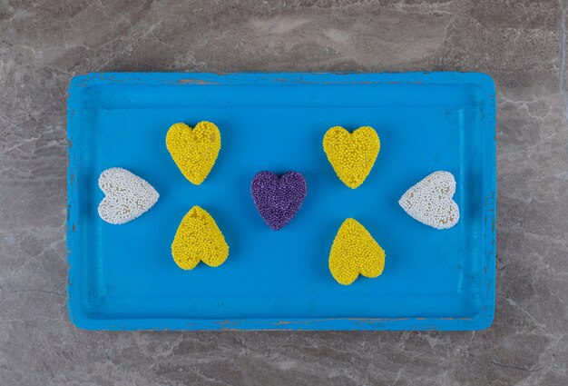 Biscuit délicieux sur le plateau sur la surface de marbre