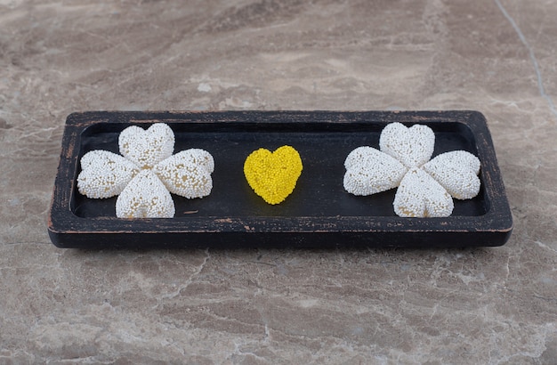 Biscuit délicieux sur le plateau sur la surface de marbre