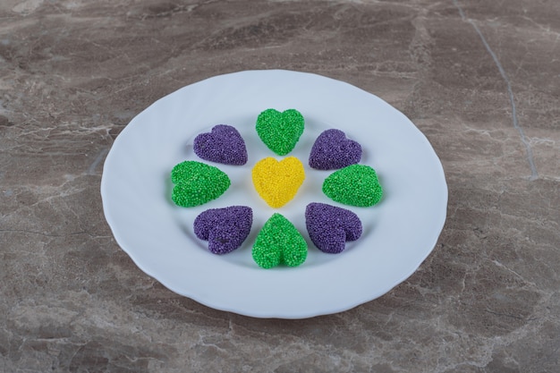 Photo gratuite biscuit dentifrice sur l'assiette, sur la surface en marbre