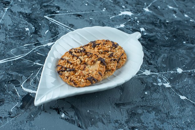 Biscuit fait maison sur une assiette, sur la table bleue.