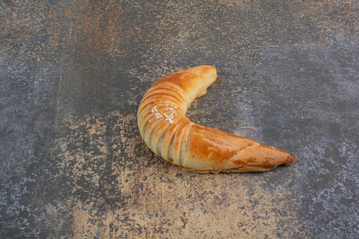 Photo gratuit biscuit en forme de lune sur marbre.