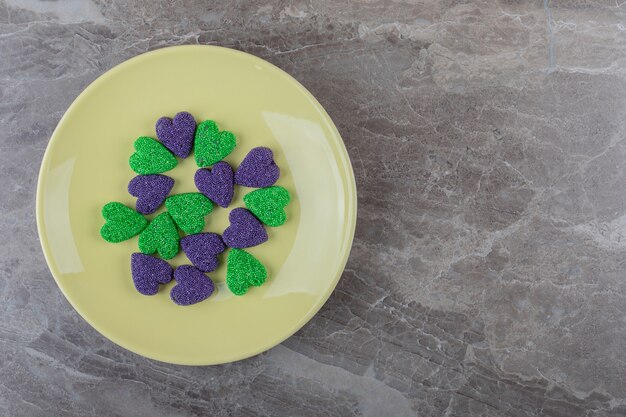 Biscuit sucré sur l'assiette, sur la surface en marbre