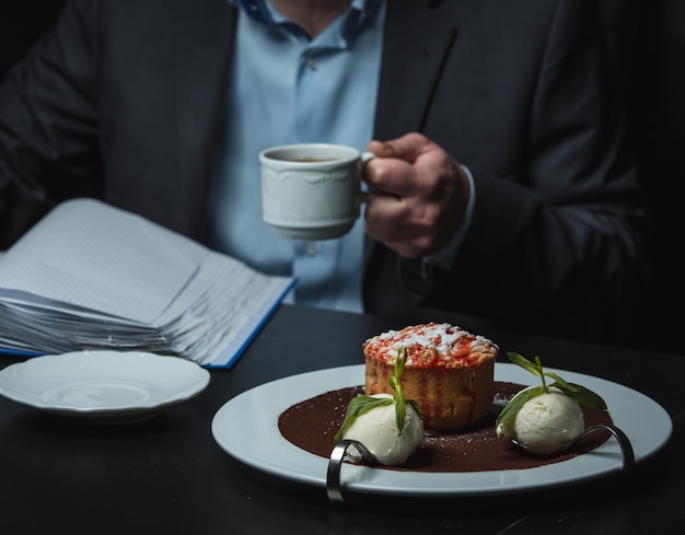 Photo gratuite biscuit sucré avec du thé noir sur la table