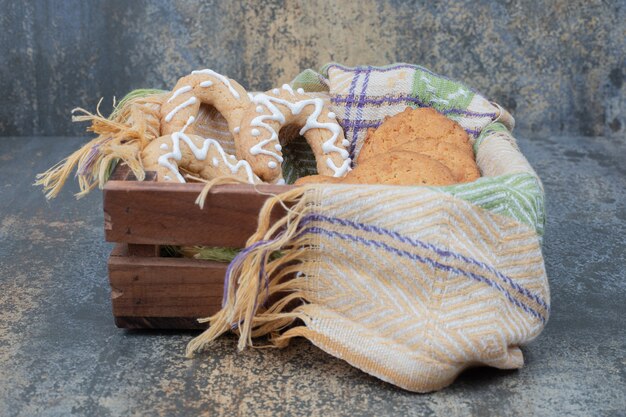 Biscuit sucré de Noël dans le panier sur table en marbre