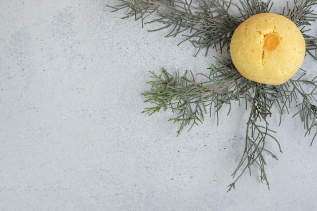 Un biscuit sucré rond entier sur fond blanc.