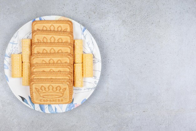 Biscuits alignés sur une assiette sur fond de marbre. Photo de haute qualité