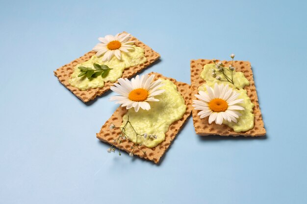 Biscuits à angle élevé avec des fleurs