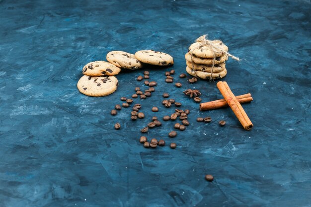 Biscuits sur une assiette aux épices, bâtons de cannelle